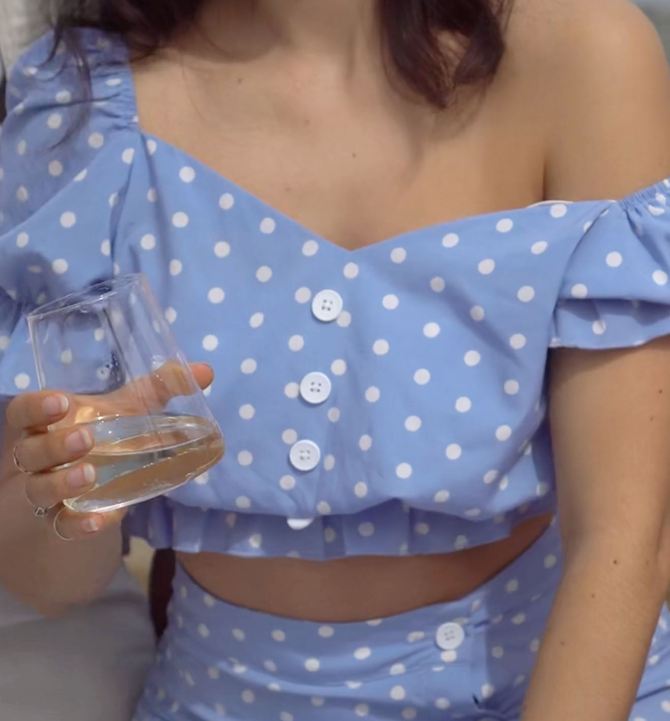 Thalia_with_Fria_Frio_white_wine_website