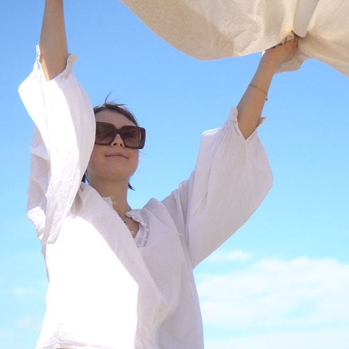 Picnic_blanket_in_the_wind