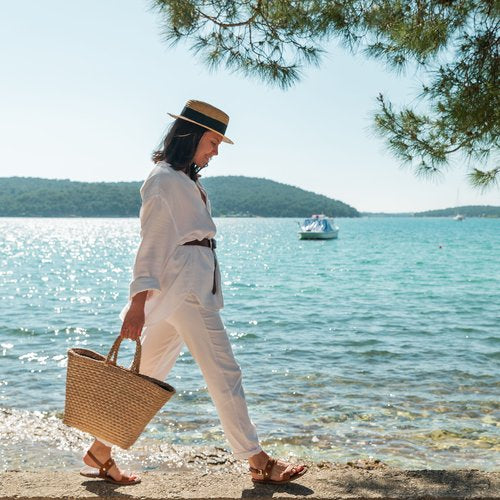 Women_with_basket_by_sea